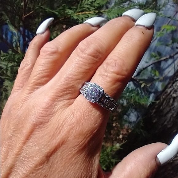 Video in listing. Women's marked 925 white stone ring. - Picture 8 of 11